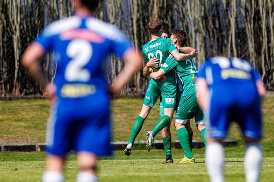 Vinbergs spelare jublar efter 2-0 genom Lukas Svensson