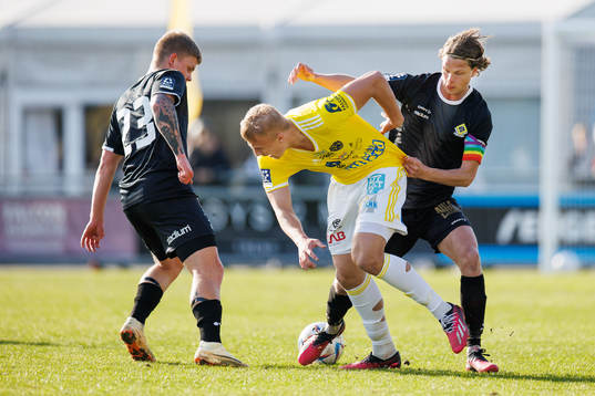 Ahlafors Rasmus Hegab och Harald Oresjö i kamp med Falkenbergs Oskar Christiansson
