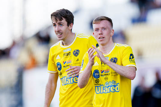 Falkenbergs Adam Eriksson och Lucas Sibelius jublar