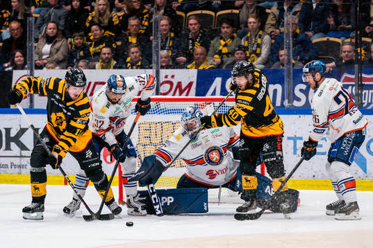 Skellefteås Max Lindholm och Andreas Wingerli i kamp om