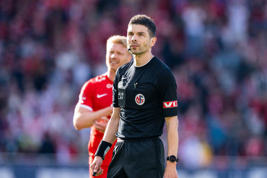 Referee Tore Hansen