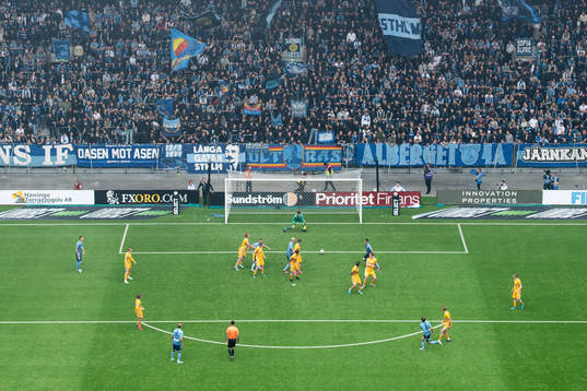 Djurgårdens Elias Andersson med målchans på IFK Göteborgs målvakt Adam Benediktsson