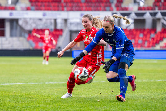 Örebros Louise Lillbäck och Växjö DFFs Louise Högrell