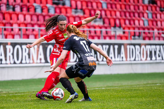 Örebros Emilia Pelgander och Växjö DFFs Tilde Johansson