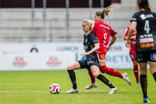 Växjö DFFs Olivia Mattsson och Örebros Louise Lillbäck