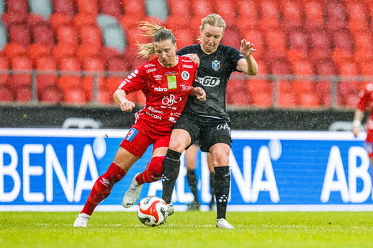 Örebros Louise Lillbäck och Växjö DFFs Alexandra Jonasson