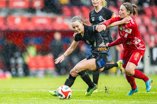 Örebros Heidi Kollanen och Växjö DFFs Amanda Altheden