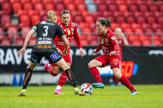 Örebros Heidi Kollanen med bollen, Maja Bodin och Växjö