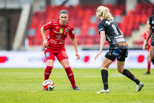 Örebros Emilia Pelgander och Växjö DFFs Olivia Mattsson