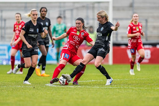 Örebros Emilia Pelgander och Växjö DFFs Alexandra Jonasson