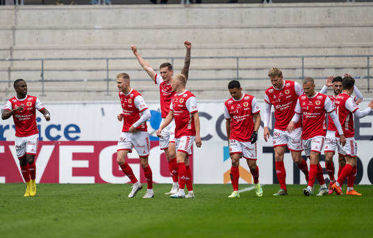 Kalmars Mileta Rajovic jublar med lagkamrater efter efter 1-0