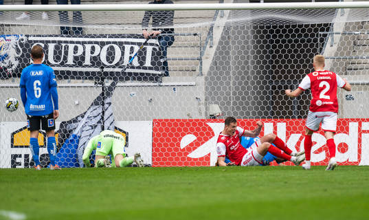 Kalmars Mileta Rajovic jublar med lagkamrater efter efter 1-0
