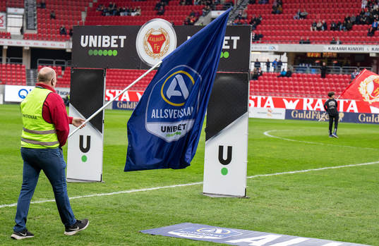 En flagga med Allsvenskans och Unibets logotyper