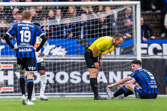 Domare Kaspar Sjöberg pratar med Sirius Jamie Roche som har ont