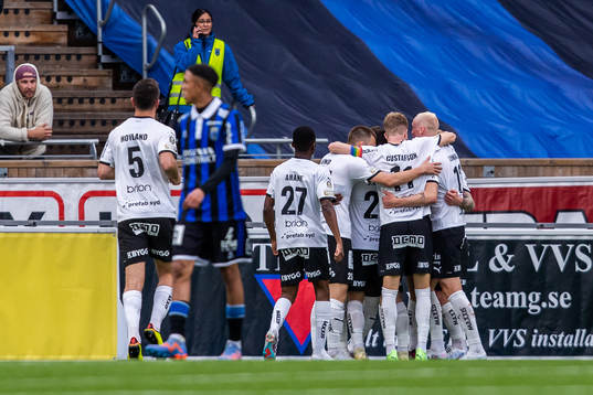 Häckens Oscar Uddenäs gör 0-1 och jublar med lagkamrater