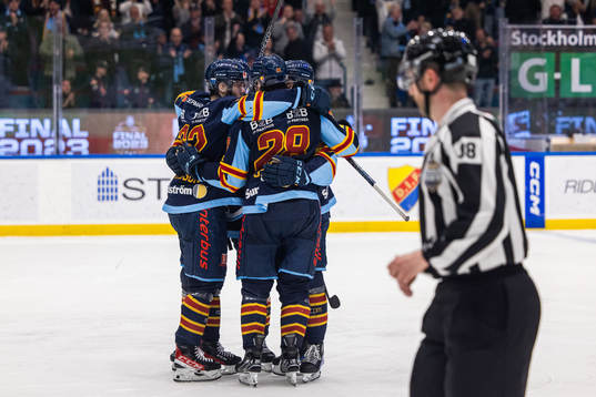 Djurgårdens Wiktor Nilsson jublar med lagkamrater