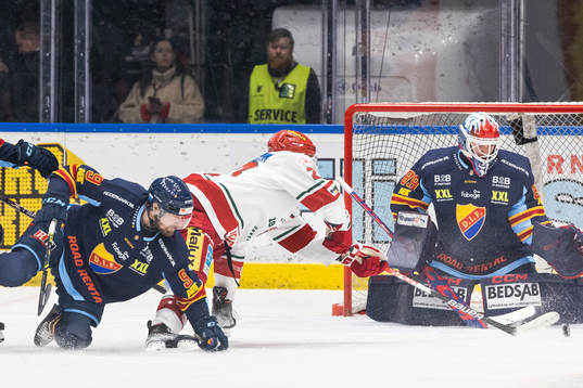 Djurgårdens Cameron Ernst Schilling och målvakt Jesper