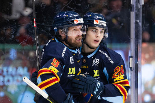 Djurgårdens Cameron Ernst Schilling och Liam Öhgren jublar