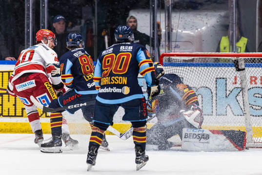 Modos David Bernhardt gör 4-6 bakom Djurgårdens målvakt