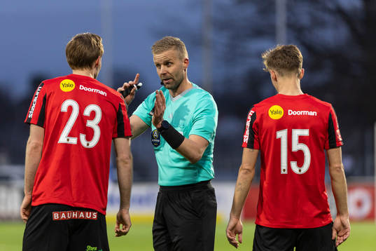 Brommapojkarnas Tim Waker och Samuel Leach Holm pratar med domaren Glenn Nyberg