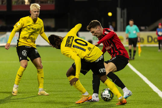 Brommapojkarnas Samuel Kroon och Mjällbys Mamudu Moro och Otto Rosengren