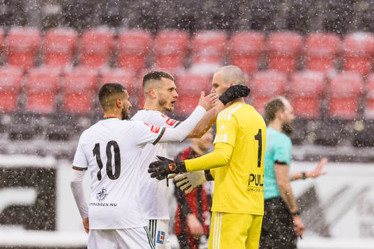 Skövde AIKs Elmar Abraham, Yoann Fellrath klappar om