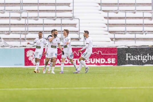 Skövde AIKs Yoann Fellrath jublar med lagkamrater