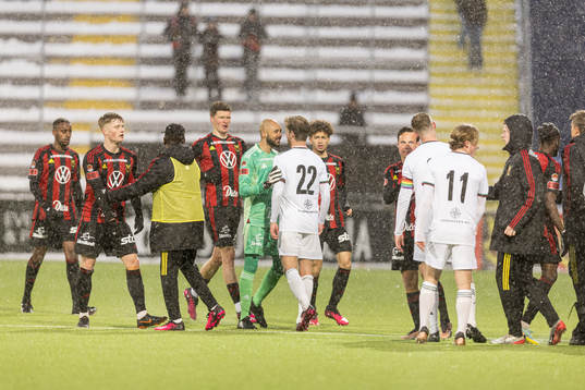 irriterat mellan Östersunds målvakt Aly Keita  och Skövde AIKs Elias Lindell