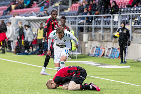 Skövde AIKs Elias Lindell reagerar på Östersunds Simon Kroon efter närkamp