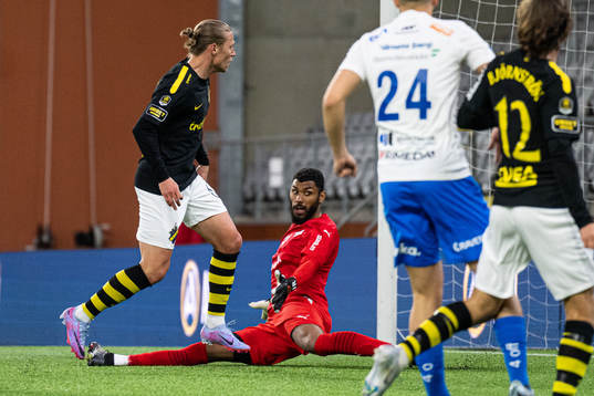 AIKs Viktor Fischer och Värnamos målvakt Jonathan Ursin
