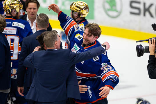 Växjös assisterande tränare Nicklas Rahm jublar med