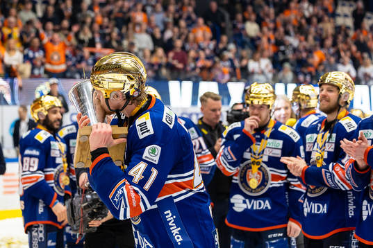 Växjös Ludvig Nilsson jublar med LeMat pokalen