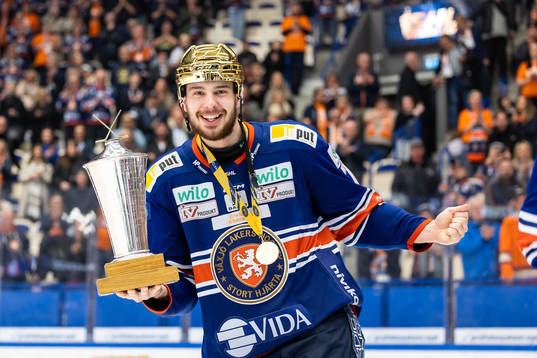 Växjös Hardy Häman Aktell jublar med LeMat pokalen