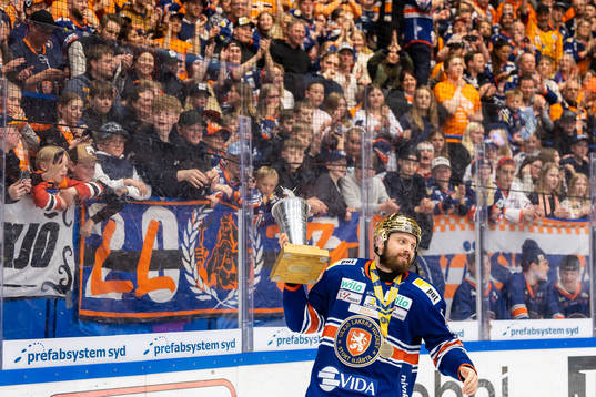 Växjös Lukas Bengtsson jublar med LeMat pokalen framför