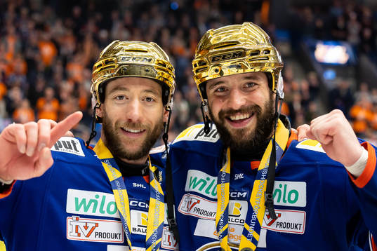 Växjös Dan Sexton och Tobias Rieder jublar