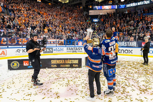 Växjös Lukas Bengtsson jublar med en supporter med LeMat