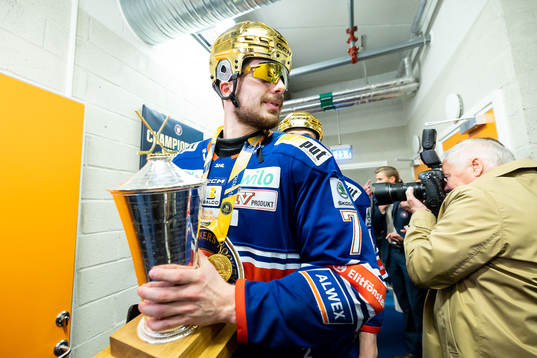 Växjös Hardy Häman Aktell jublar med LeMat pokalen