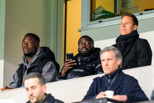 Målvakt Ismael Diawara, Mahame Siby och Niklas Moisander på läktaren