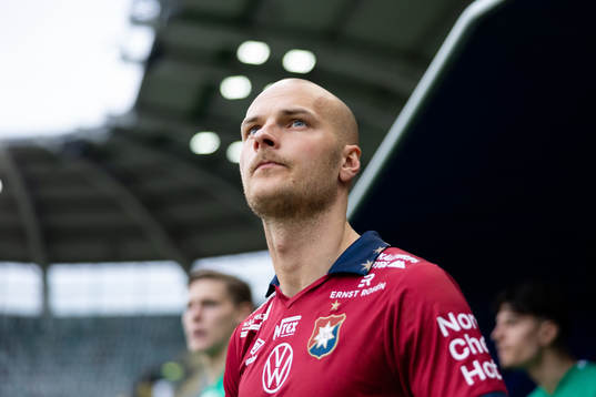 Örgrytes Jonathan Drott  på väg in för line up innan