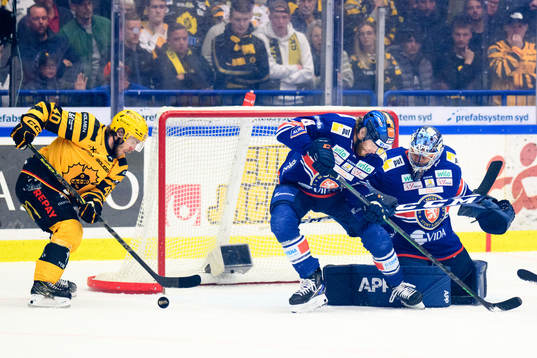 Skellefteås Andreas Wingerli med målchans framför