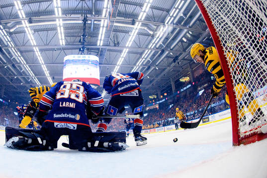 Skellefteås Andreas Wingerli med målchans framför