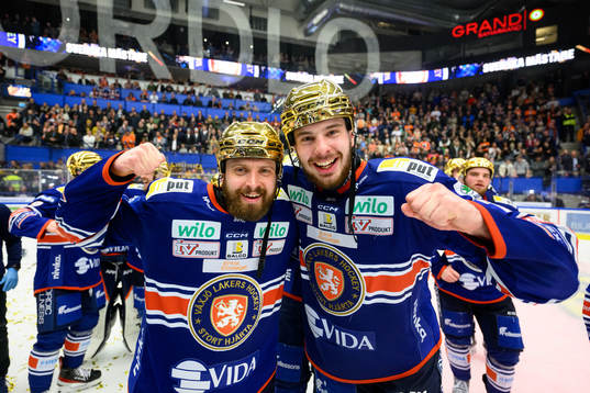 Växjös Lukas Bengtsson och Hardy Häman Aktell jublar