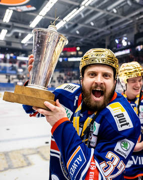 Växjös Lukas Bengtsson jublar med LeMat pokalen