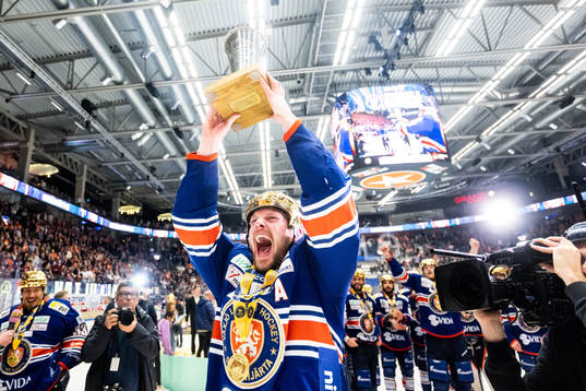 Växjös Martin Lundberg jublar med LeMat pokalen