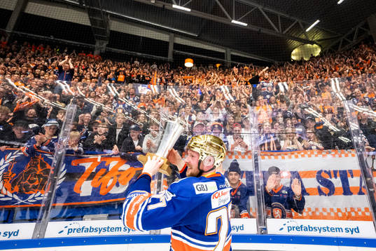 Växjös Martin Lundberg jublar med LeMat pokalen