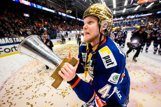 Växjös Ludvig Nilsson jublar med LeMat pokalen