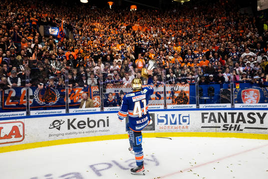 Växjös Ludvig Nilsson jublar med LeMat pokalen