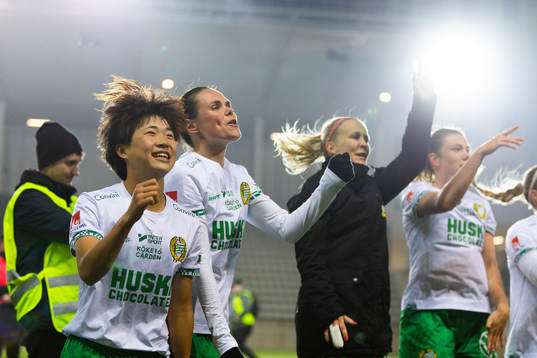 Hammarbys Maika Hamano jublar med lagkamrater
