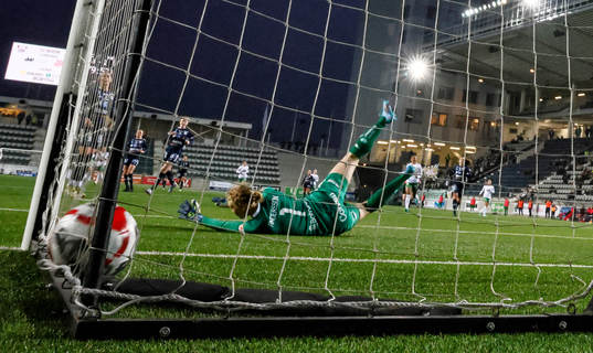 Linköpings målvakt Cajsa Andersson släpper in mål 1-3