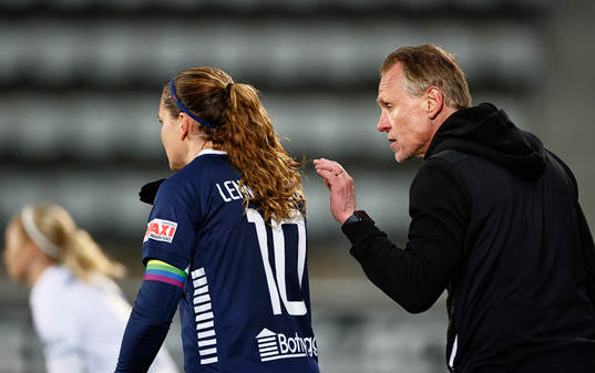 Linköpings Emma Lennartsson får instruktioner av tränare Andree Jeglertz